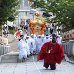 平成22年　今金町　今金八幡神社渡御祭　階段を登る神輿01