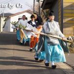 招待神楽の帰り神社に向かう（2006年撮影）