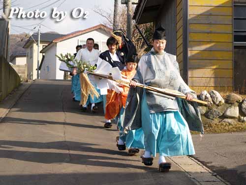 招待神楽の帰り神社に向かう