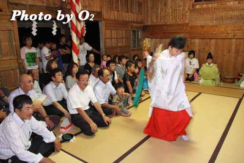 美和八幡神社宵宮祭　神楽舞　鈴上