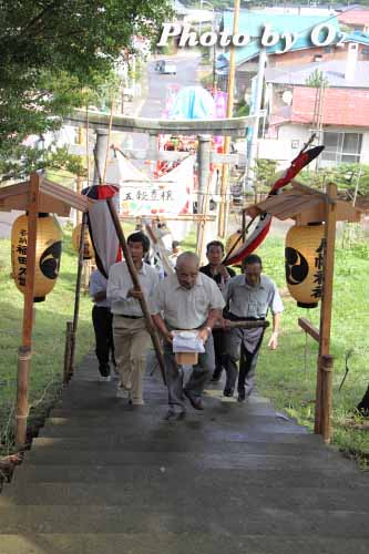 美和八幡神社　階段で拝殿へ　門祓神事