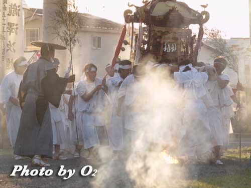 せたな町　事比羅神社　渡御祭　神輿　炎　煙
